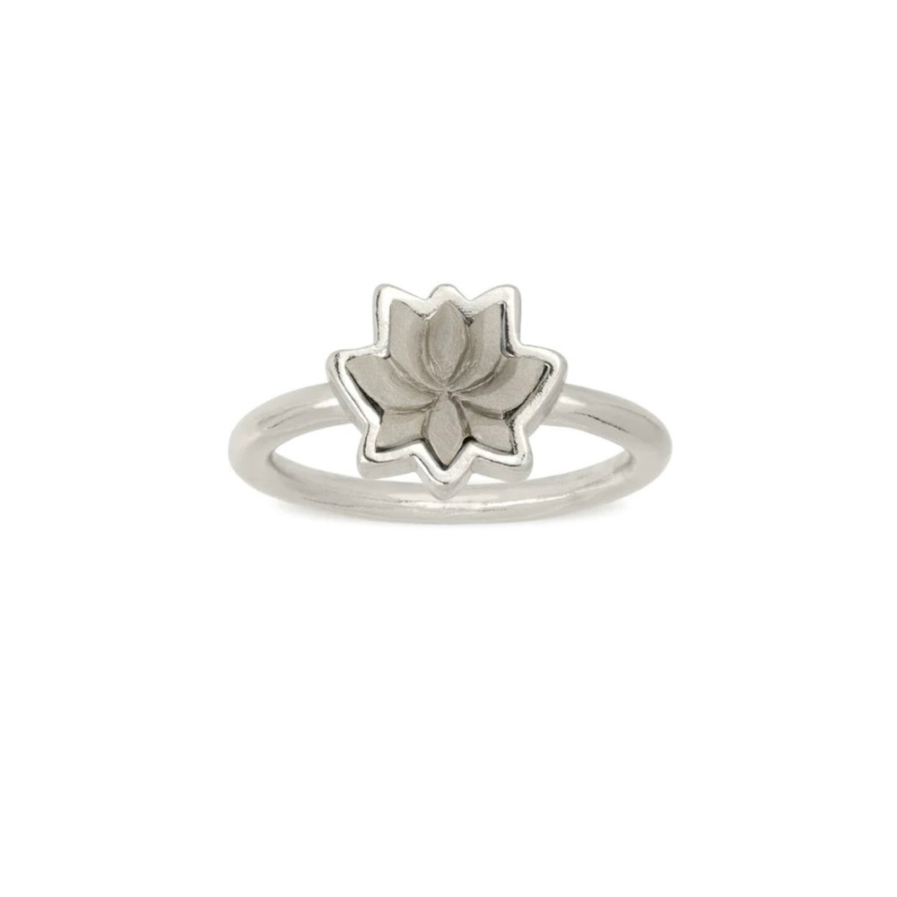 Luca + Danni | Lotus Ring | Silver